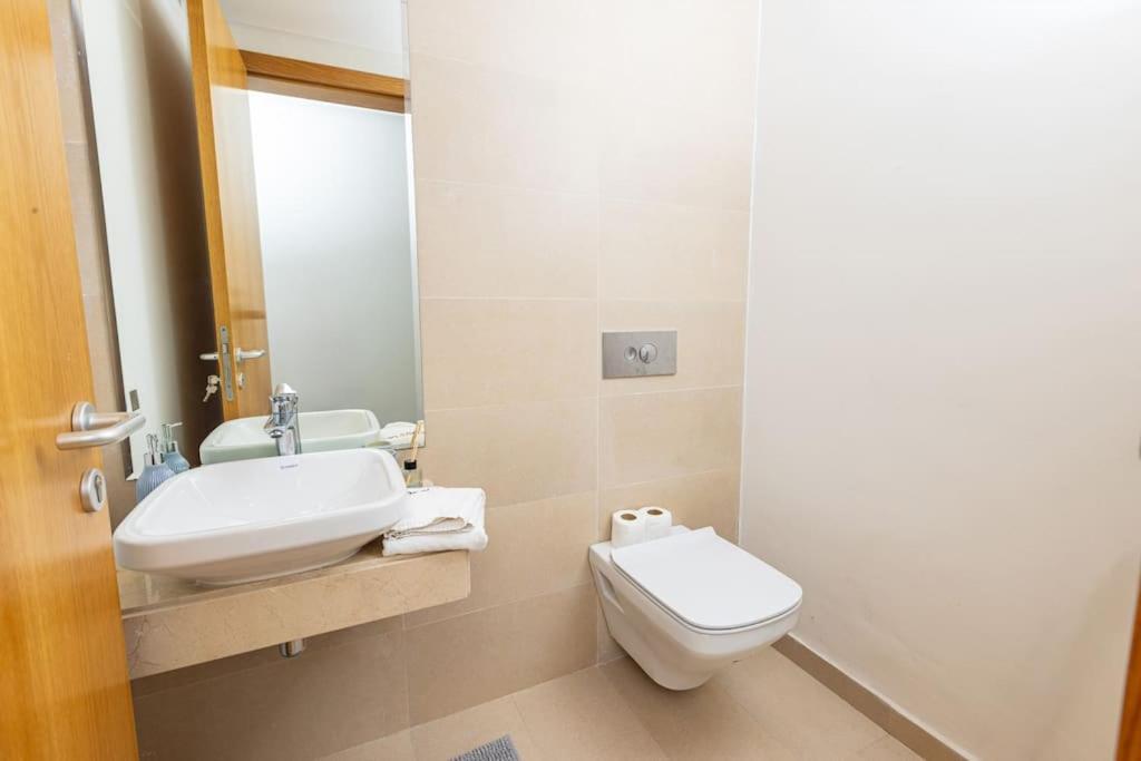 Апартаменты Modern 2Br Retreat In Marina Sale Luxury Living Hajja Экстерьер фото